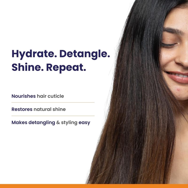 Re'equil Anti-Frizz & Smoothening Hair Conditioner with Babassu Oil in use